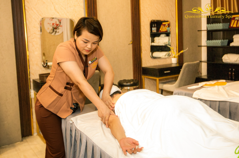 Kỹ thuật viên tại Queen Spa có tay nghề massage dưỡng sinh cao