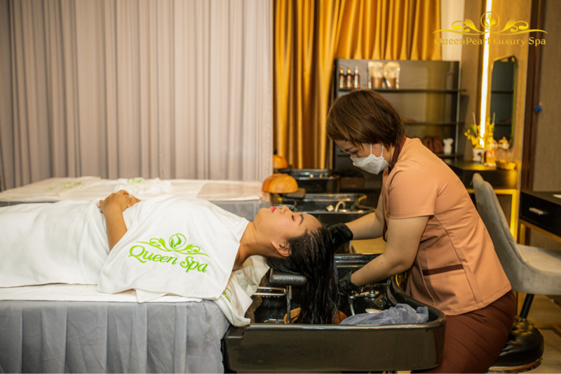 Kỹ thuật massage, bấm huyệt mang đến sự thư giãn và hiệu quả chăm sóc mái tóc bằng việc gội đầu dưỡng sinh bồ kết