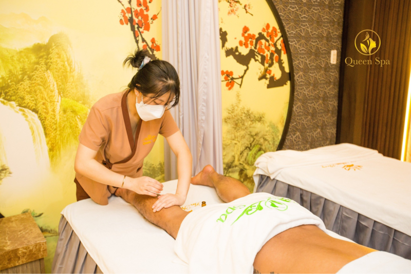 Kỹ thuật viên Queen Spa  xác định chính xác các huyệt đạo quan trọng khi bấm huyệt giãn tĩnh mạch cho khách